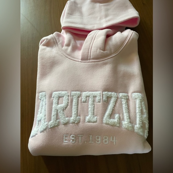 Aritzia Cozy Sweatfleece Perfect Hoodie Light Pink Embroidered Logo NWT - Picture 10 of 12